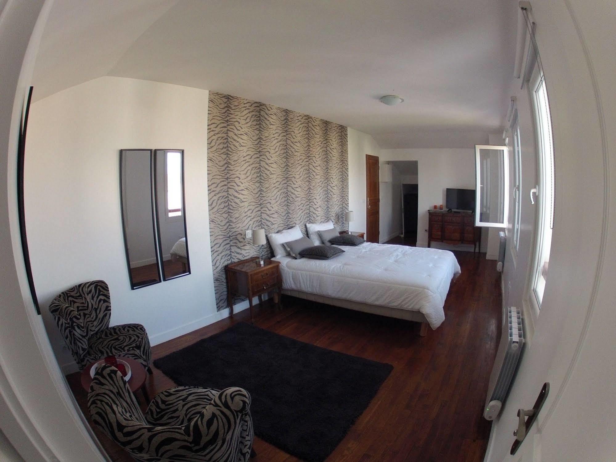 Aux Arenes De Bed & Breakfast 3*