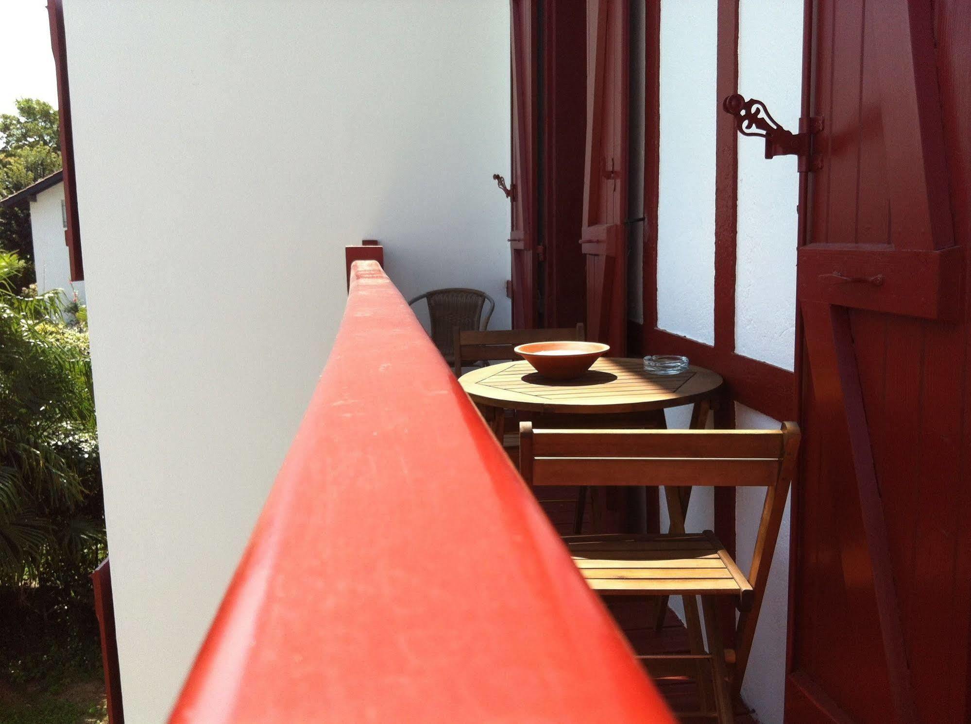 Aux Arenes De Bed & Breakfast